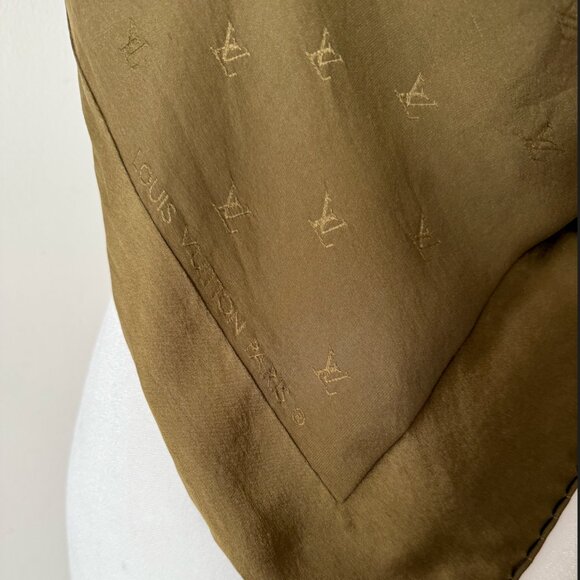 [SOLD] Authentic Louis Vuitton Silk Scarf - Picture 4 of 13